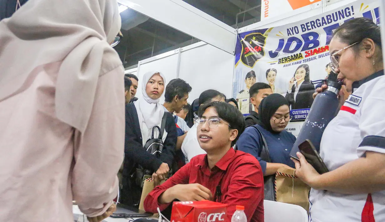 Pencari kerja (Pencaker) memadati Job Fair Depok 2026 yang diselenggarakan Pemerintah Kota (Pemkot) Depok di Depok Town Square (Detos), Rabu, 6 Agustus 2026. (KLY/ Arie Basuki)