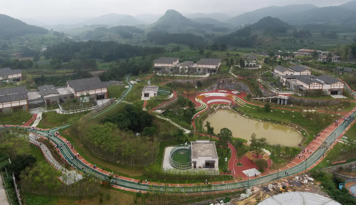 Foto dari udara pada 1 Juli 2020 memperlihatkan sebuah taman panda raksasa yang baru dibuka di Prefektur Otonom Etnis Tujia dan Miao Xiangxi, Provinsi Hunan, China tengah. Delapan panda raksasa dari Provinsi Sichuan, China barat daya, tampil perdana di taman itu pada Rabu (1/7). (Xinhua/Chen Sihan)