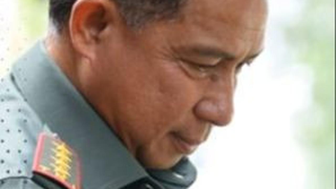 Ia juga sering kali memberikan makan ketiga angsanya langsung dari tangannya. <br>