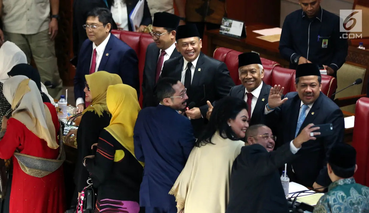 Ketua DPR Bambang Soesatyo (tengah) didampingi Wakil Ketua DPR Utut Adiyanto (kiri), Fadli Zon (kedua kiri), Fahri Hamzah (kanan), dan Agus Hermanto (kedua kanan) foto bersama dalam rapat paripurna terakhir masa kepemimpinan periode 2014-2019 di Jakarta, Senin (30/9/2019). (Liputan6.com/JohanTallo)