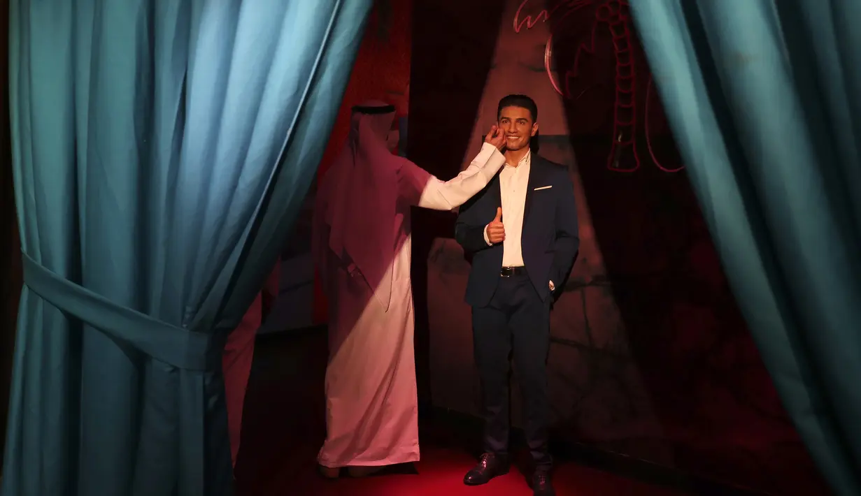 Seorang pengunjung menyentuh wajah patung lilin penyanyi Palestina Mohammad Assaf, pada pembukaan museum Madame Tussauds di Dubai, Uni Emirat Arab, Rabu (13/10/2021). Atraksi lilin terkenal di dunia ini menampilkan koleksi patung lilin dari lebih 60 tokoh terkenal dunia. (AP/Kamran Jebreili)