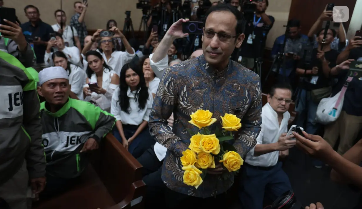 Terdakwa kasus dugaan korupsi pengadaan Chromebook dalam program digitalisasi pendidikan di Kemendikbudristek, Nadiem Anwar Makarim bersama pengemudi ojek online sebelum sidang vonis  di Pengadilan Tipikor, Jakarta, Selasa (30/06/2026). (Kapanlagi.com/Budy Santoso)