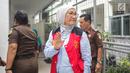Terdakwa kasus  berita hoaks penganiayaan, Ratna Sarumpaet menyapa awak media saat tiba untuk menjalani sidang lanjutan di Pengadilan Negeri Jakarta Selatan, Kamis (4/4). Sidang kali ini beragendakan pemeriksaan saksi. (Liputan6.com/Faizal Fanani)
