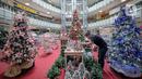 Pekerja merapikan pernak-pernik Natal di Mal Artha Graha, Jakarta, Sabtu (4/12/2021). Jelang perayaan Natal 25 Desember sejumlah mal di ibukota mulai menjual berbagai kebutuhan Natal mulai dari pernak-pernik hingga pohon Natal dengan kisaran harga Rp10.000-Rp5 juta. (Liputan6.com/Faizal Fanani)