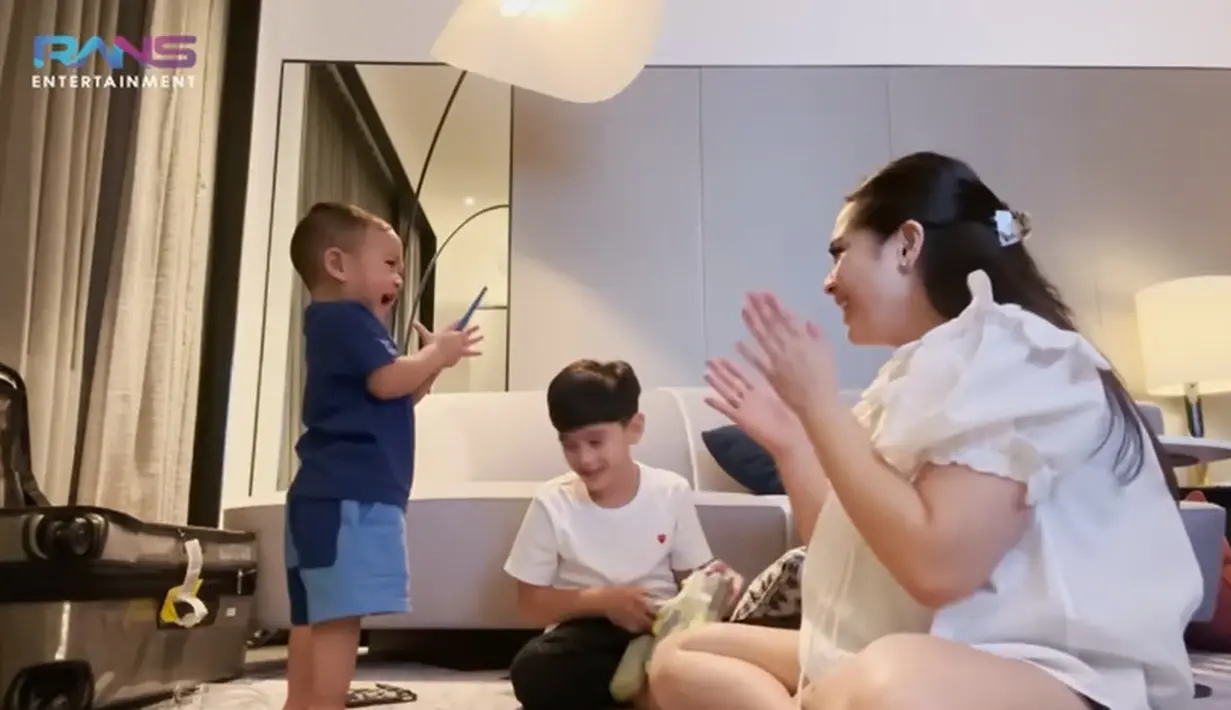 Dalam vlog yang diunggah di kanal Youtube-nya, istri Raffi Ahmad itu menceritakan  hingga akhirnya memutuskan kembali menjalani liburan. Saat pulang dari Bali, rumah masih sepi, dan ada beberapa orang yang sakit. Setelah beberes di rumah baru, Gigi kembali menikmati liburan.  [Youtube/Rans Entertainment]