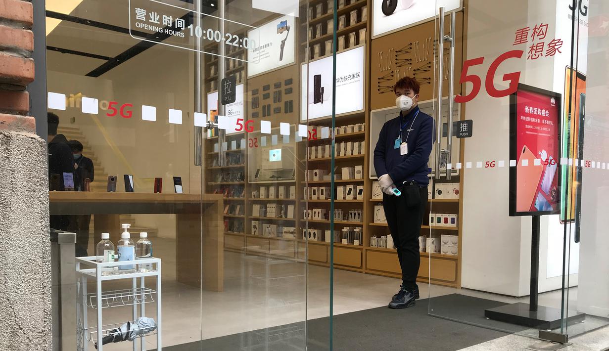 Penjaga toko menunggu pelanggan di sebuah jalan ritel di Wuhan di provinsi Hubei, China tengah (30/3/2020). Pada Senin (30/3), 70% hingga 80% dari toko-toko di mal Chuhe Hanjie di pusat kota buka tetapi banyak yang membatasi jumlah orang yang bisa masuk. (AP Photo/Olivia Zhang)