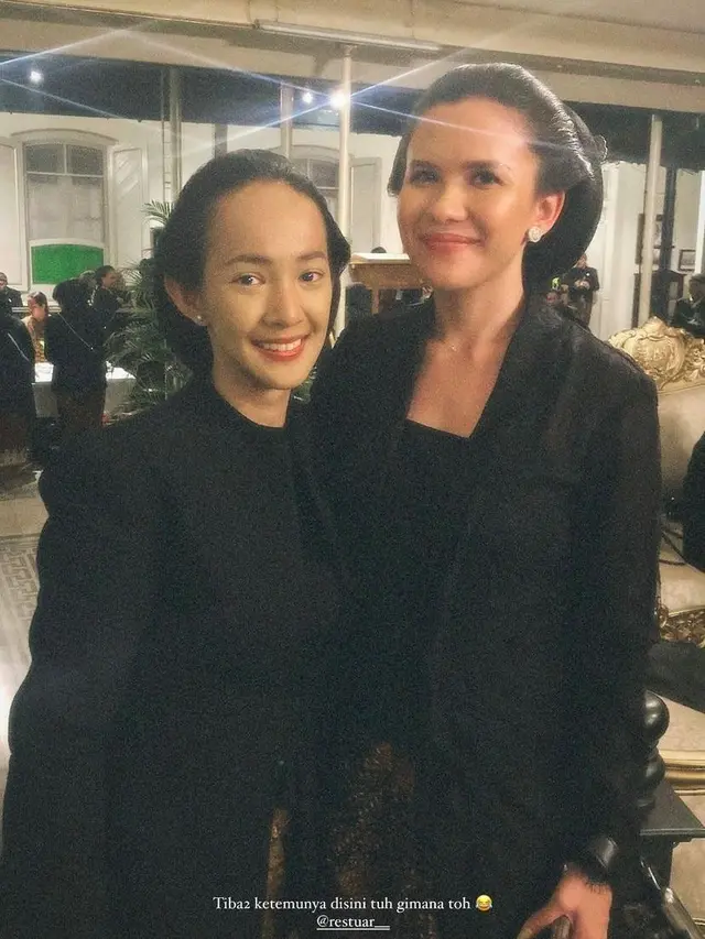 6 Beda Gaya Erina Gudono, Michelle Joan, dan Dee Lestari Pakai Kebaya Hitam Bersanggul Jawa saat Ikuti Kirab 1 Suro di Mangkunegaran Solo