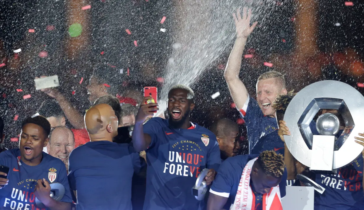 Pemain Monaco memegang trofi Liga Prancis usai mengalahkan Saint Etienne 2-0 pada pertandingan pekan ke-37 di Stadion Stade Louis II, Kamis (18/5) dini hari. Kemenangan ini mengakhiri dominasi PSG selama empat tahun terakhir (AP Photo/Claude Paris)