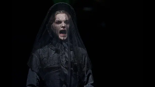 Penampakan hantu dalam film The Woman In Black. (Foto: Dok. CBS Films/ IMDb)