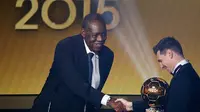 Pemain Barcelona, Lionel Messi meraih penghargaan Ballon d'Or 2015. (Reuters/Ruben Sprich) 