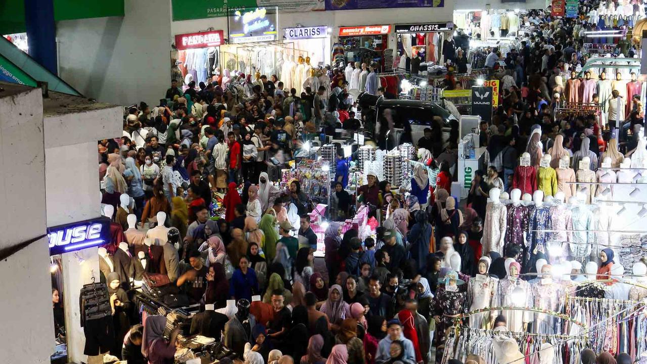 FOTO:   Hampir Sepekan Jelang Lebaran, Warga Memadati Pasar Tanah Abang