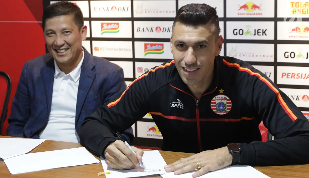Pemain baru Persija, Alexandre Luiz Reame atau Xandao saat menandatangani kontrak di Kantor Persija, Jakarta, Jumat (30/8/2019). Di Eropa, pesepakbola berkewarganegaraan Brasil ini pernah membela Sporting Lisbon dan Sporting Gijon sebelum bermain di Red Bull Brasil. (Liputan6.com/Helmi Fithriansyah)