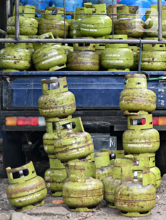 Tabung LPG 3 kg menumpuk di agen LPG kawasan Cibubur, Jakarta, Jumat (26/2/2021). Berdasarkan data Kementerian ESDM, volume LPG 3 kg tahun ini diperkirakan mencapai 6,89 juta metrik ton. (Liputan6.com/Herman Zakharia)