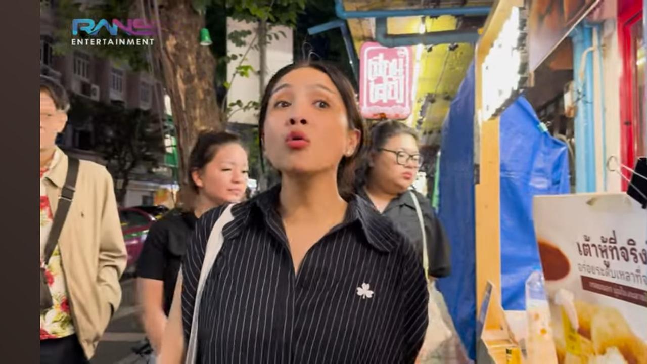 Potret Nagita Slavina Naik Transportasi Umum di Bangkok, Tampil Santai Apa Adanya saat Berburu Kuliner Kaki Lima