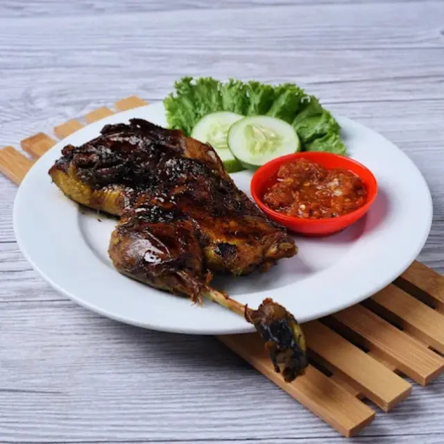 4. Bebek Salero Bandung Dicari karena Sambalnya yang Dibakar dan Bebeknya yang Super Empuk