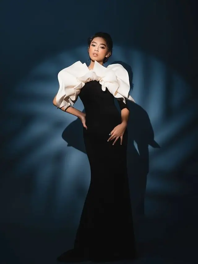 Ulang Tahun ke-14, Ini 6 Gaya Pemotretan Terbaru Aqeela Calista yang Makin Elegan