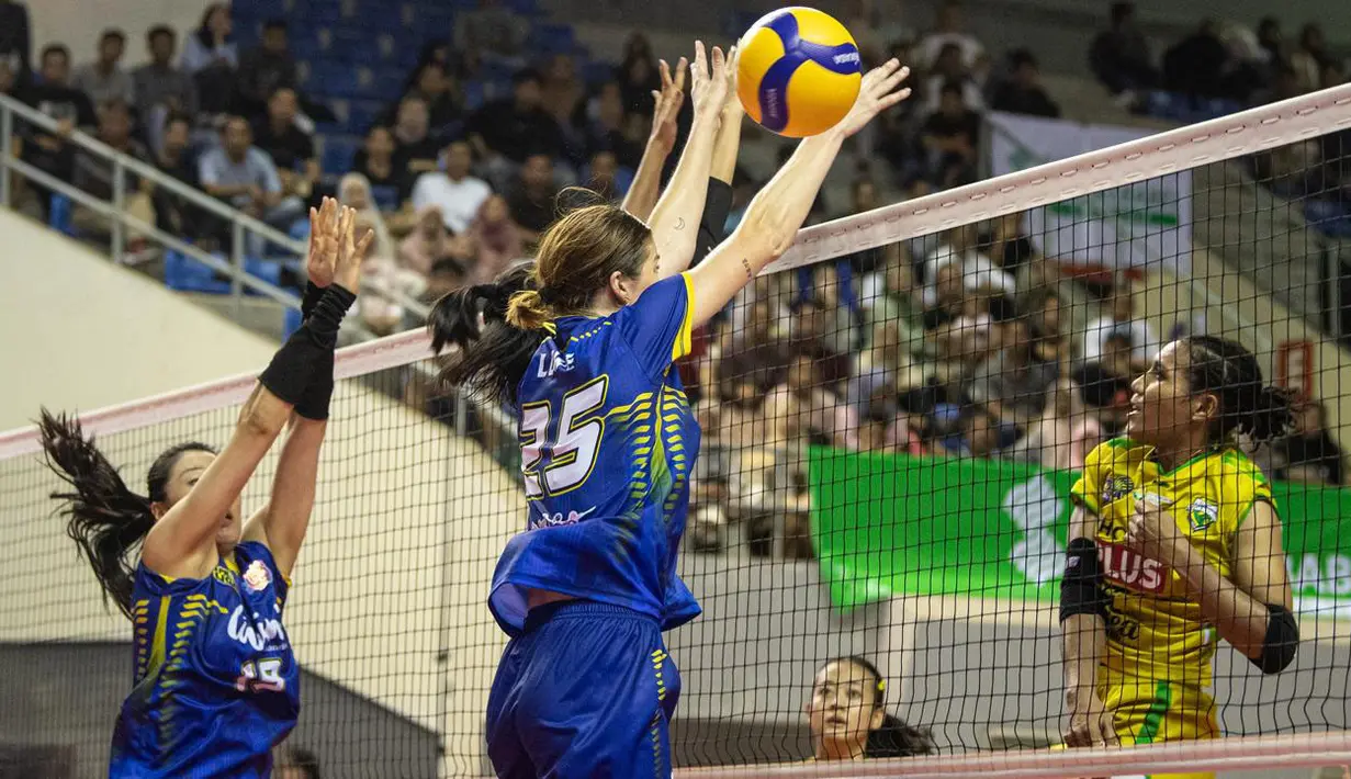 Pemain Gresik Petrokimia Pupuk Indonesia, Mediol Stiovanny Yoku (kanan) melepaskan spike yang berusaha diblok tiga pemain Jakarta Livin' Mandiri (dari kiri) Liu Yan Han, Angeli Faulina dan Karsta Lowe pada laga seri ketiga putaran pertama PLN Mobile Proliga 2024 di GOR PSCC, Palembang, Sumatera Selatan, Jumat (10/5/2024). Gresik Petrokimia Pupuk Indonesia menang 3-0 (34-32, 25-19, 25-22). (Dok. PBVSI)