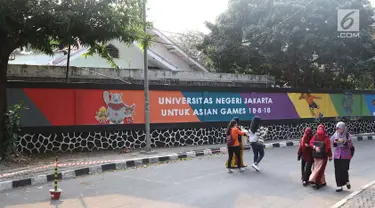 Mahasiswa melintas di depan mural bertema Asian Games 2018 di kawasan Universitas Negeri Jakarta, Kamis (16/8). Mural karya mahasiswa seni rupa tersebut dibuat dalam rangka menyambut Asian Games 2018. (Liputan6.com/Immanuel Antonius)