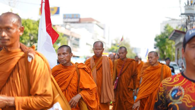 Para bikkhu menjalani ritual thudong, yakni berjalan kaki menuju Candi Borobudur untuk menjalankan prosesi Tri Suci Waisak. (dok. InJourney)
