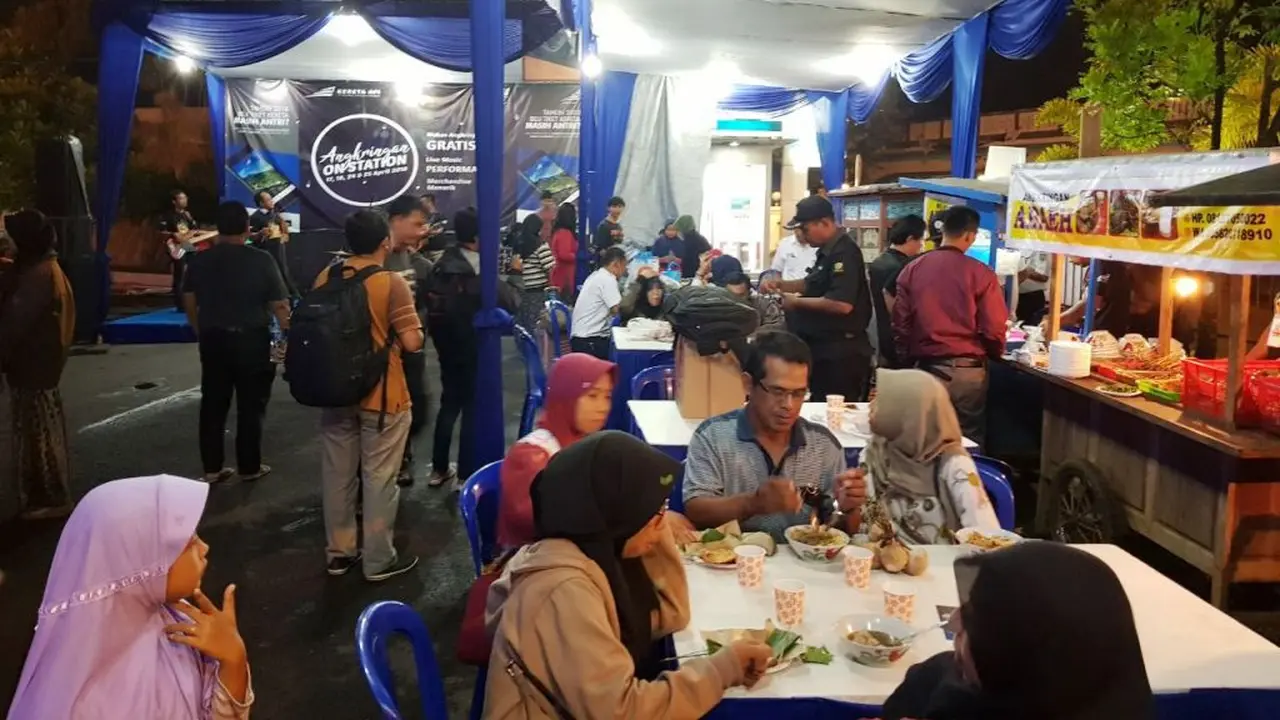 “Angkringan on Station” di halaman Stasiun Besar Purwokerto. (Foto: Liputan6.com/Muhamad Ridlo)