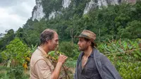 Aktor Matthew McConaughey beradu akting dengan Edgar Ramirez di foto perdana film Gold yang digambarkan di Indonesia. (Entertainment Weekly)