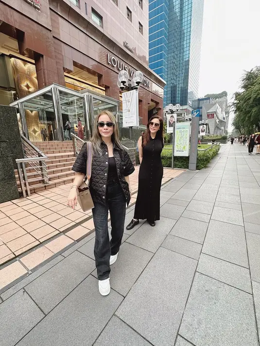 Ia padukan penampilannya dengan celana jeans dan sneakers putih bersol tinggi. [Foto: Instagram/therealmomogeisha]