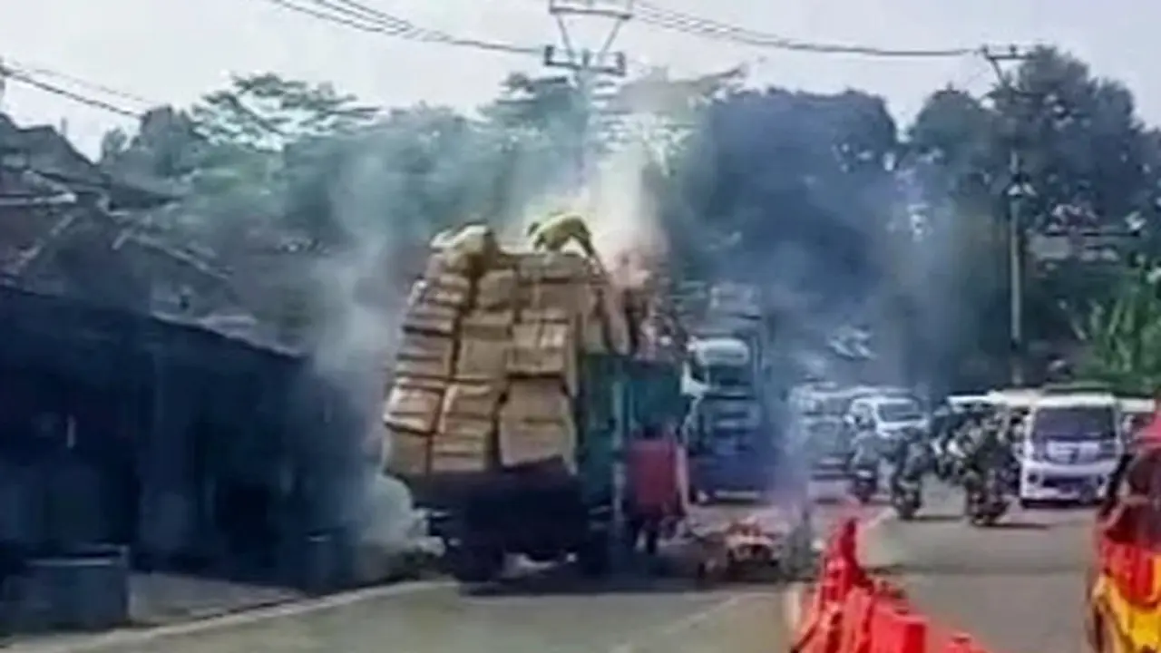 Truk muatan hanger terbakar di Sukabumi