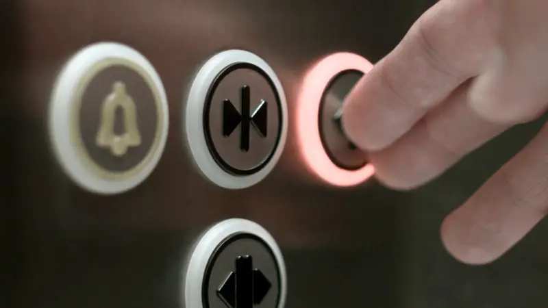 Ini Alasan Kenapa Kamu Perlu Berhenti Menekan Tombol Tutup Pintu Pada Lift