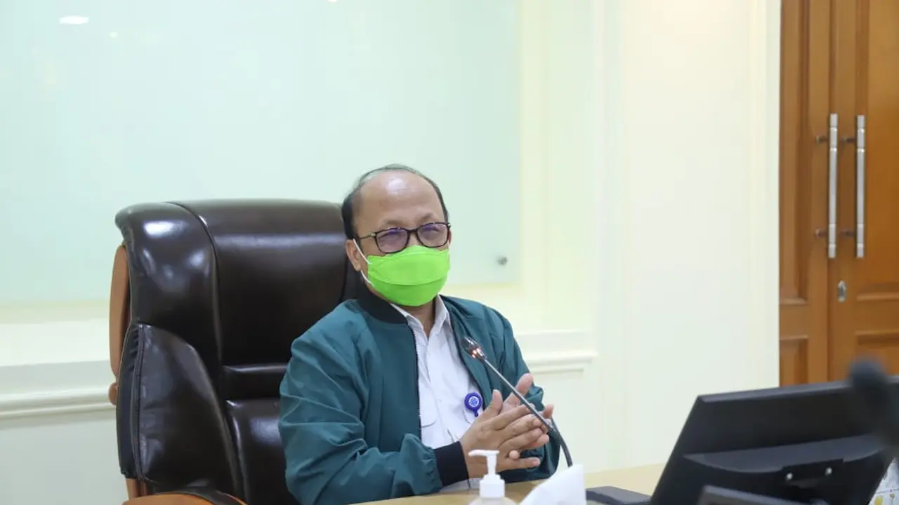 Sekjen Anwar Sanusi saat membuka Pelatihan Hiperkes dan Keselamatan Kerja bagi Dokter Perusahaan secara virtual di Jakarta, hari Senin (8/2/2021).