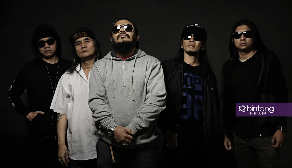 "Karena album ini konsepnya back to basic, 90-an musiknya lebih sederhana kayak kita album pertama. Mungkin kurang lebih seperti itu. Warna musiknya nggak beda-beda," ungkap Azis ketika bertandang ke Bintang.com. (Bambang E. Ros/Bintang.com)