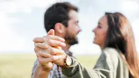 Sama-Sama Zodiak Aquarius, Begini Kisah Cinta yang Bahagia Tanpa Saling Mengekang