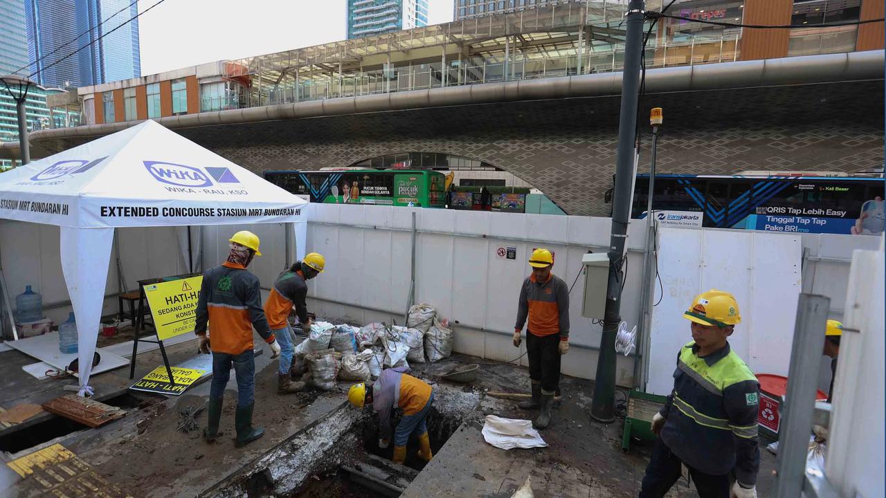 FOTO: Revitalisasi Stasiun MRT Bundaran HI Ubah Sementara Tata Trotoar Jalan Thamrin