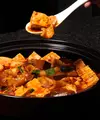 Hidangan tahu sutra yang lembut dengan potongan ayam dan jamur yang dimasak dalam saus gurih bercita rasa umami. (Foto/dok: Pexels/Change C.C)