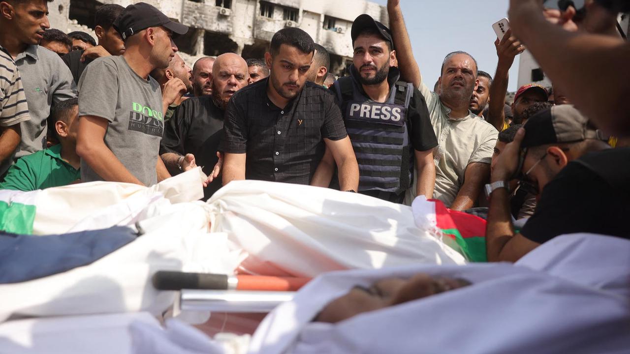 FOTO: Tangis Haru Iringi Pemakaman Lima Jurnalis Al Jazeera Korban Serangan Israel di Gaza
