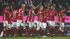 Para pemain Bayern Munich merayakan gol saat melawan RB Leipzig pada lanjutan Bundesliga Jerman di Stadion Allianz-Arena, (21/12/2016). Bayern menang 3-0.   (REUTERS/Michael Dalder)