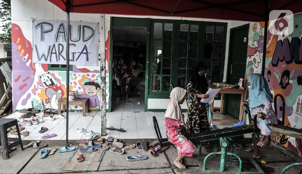 Anak-anak bermain di gedung PAUD yang sebelumnya diambil alih pihak PT Pertamina di Jalan Pancoran Buntu II, Pancoran, Jakarta Selatan, Minggu (21/3/2021). Penggusuran  dilakukan secara intimidasi oleh ormas hingga menimbulkan bentrokan dengan warga. (merdeka.com/Iqbal S. Nugroho)