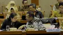 Menteri BUMN Rini Soemarno (kiri) berdiskusi dengan Menteri Perindustrian Saleh Husein saat mengikuti rapat dengar pendapat dengan anggota Komisi VI di Senayan, Jakarta, Senin (6/4/2015). Rapat ini membahas tentang dana desa.(Liputan6.com/Andrian M Tunay)