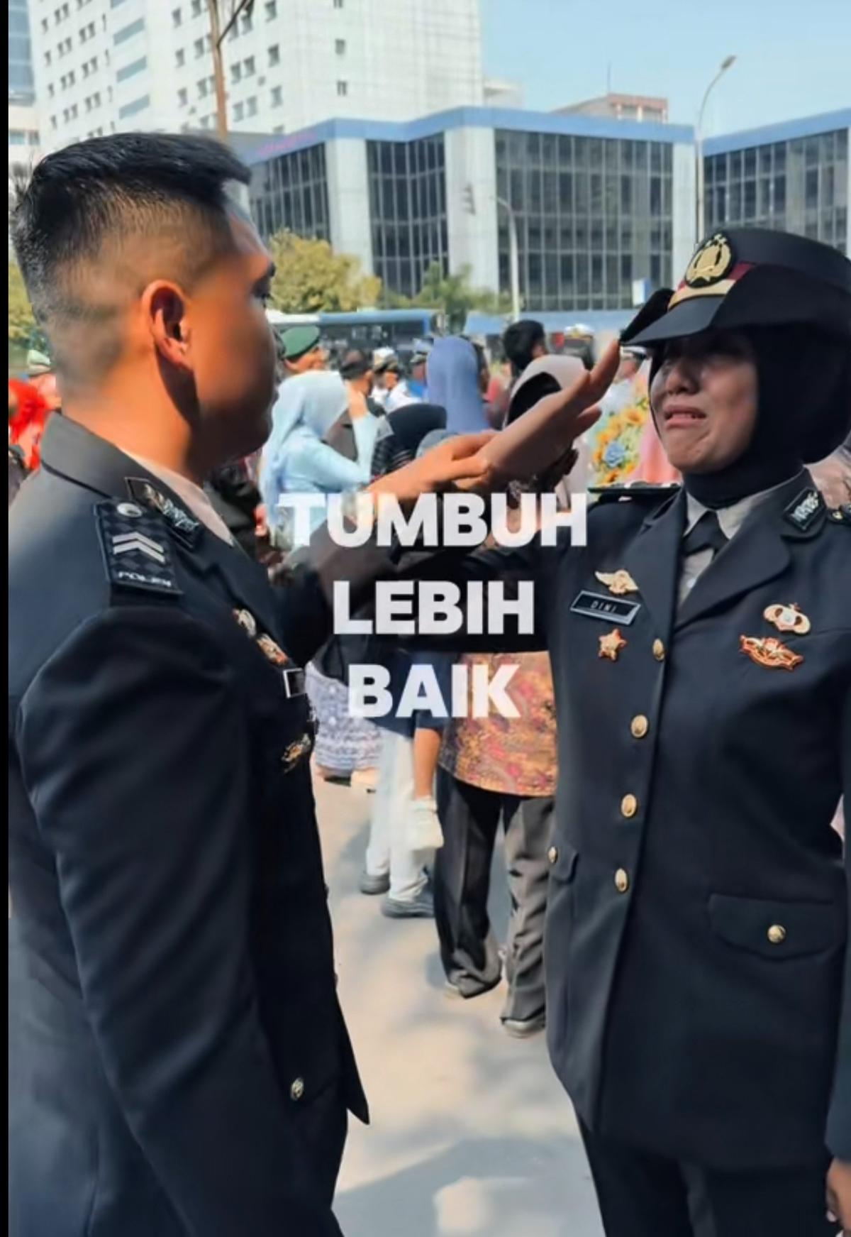 Momen Haru Perwira Polwan Hormat ke Kakaknya Bintara Polri Usai Dilantik Prabowo, Banjir Air Mata
