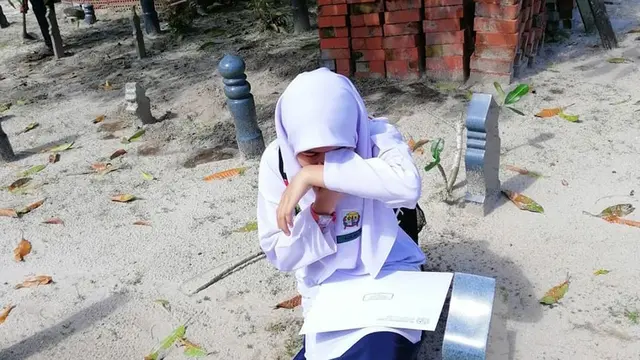 Thaniah Aqila Menangis di Depan Makam Sang Ibunda