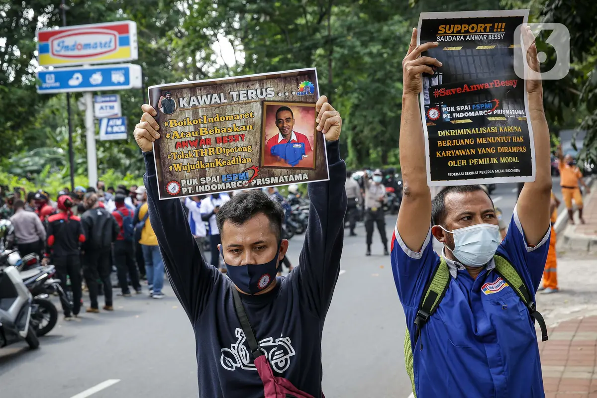 FOTO: Buruh Geruduk Kantor Indomaret