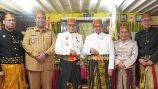 Ketua Majelis Syura PKS Dr Salim Segaf Aljufri mendapatkan gelar I Waliuddin Karaeng Manaba dari Kekaraengan (Kerajaaan) Marusu di Istana Balla' Lampoa Maros, Sulawesi Selatan.