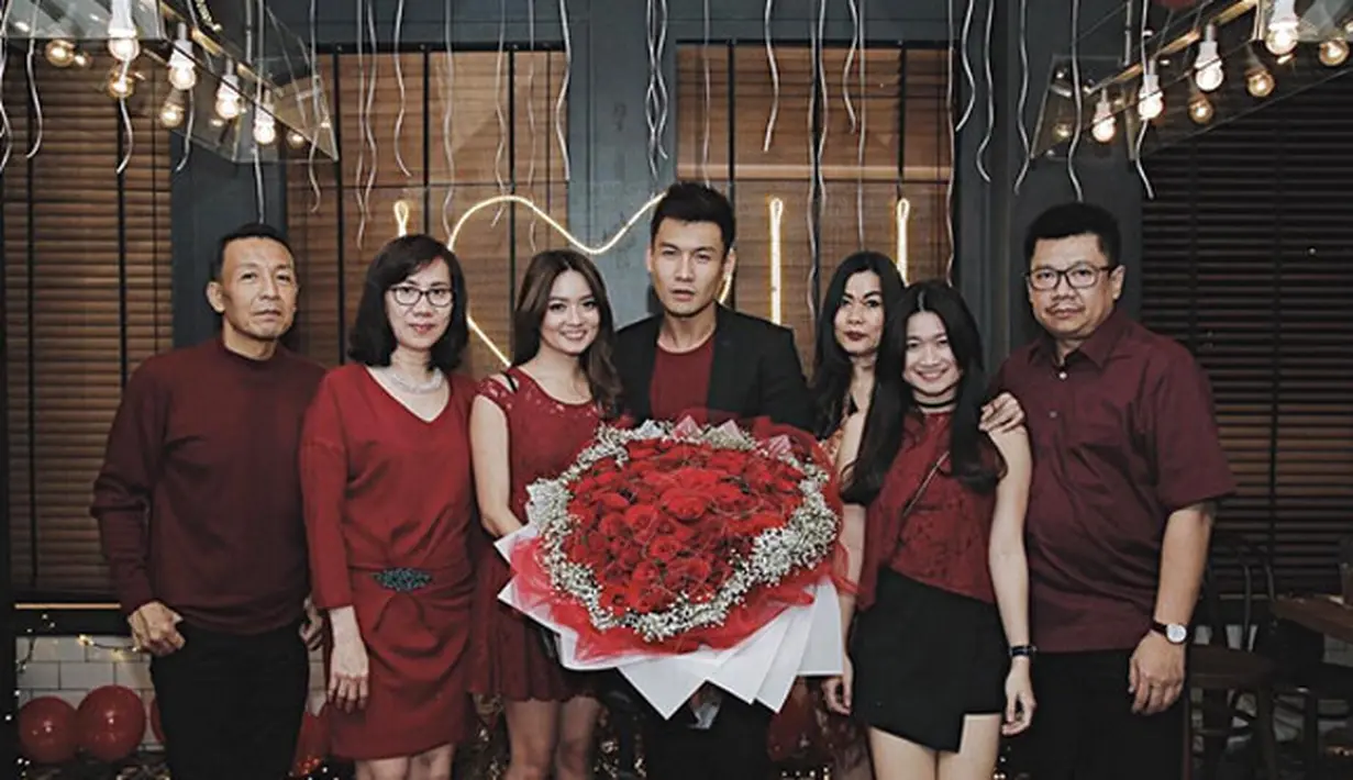 "Senang lah akhirnya kita bisa lebih serius lagi. Ada mamah papah, di depan mereka dilamarnya. Sampai sekarang masih nggak bisa ngomong," ujar kekasih Fendy Chow tersebut. (Instagram/fnspropose)