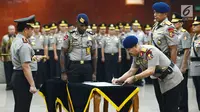 Kapolri Jenderal Tito Karnavian (kiri) menyaksikan Komandan Korps Brigade Mobil (Dankorbrimob) Irjen Pol Ilham Salahudin menandatangani dokumen saat sertijab di Jakarta, Kamis (24/1). (Merdeka.com/Imam Buhori)