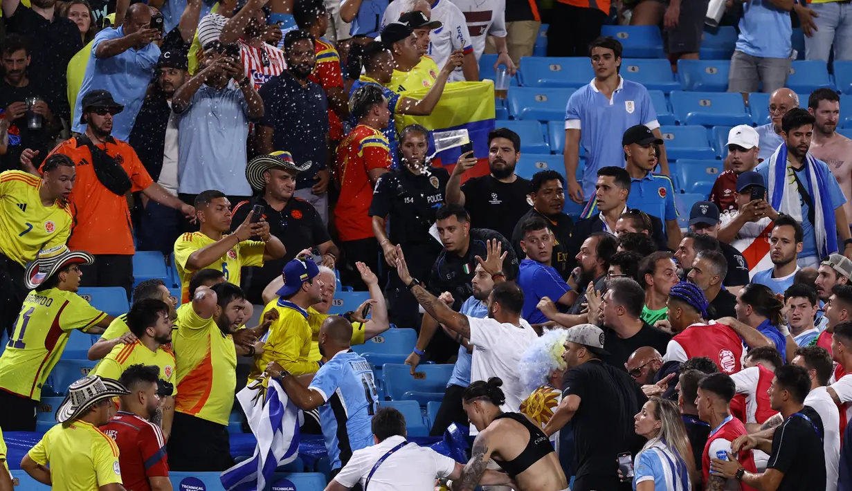 Di sisi lain, terjadi keributan usai laga Uruguay vs Kolombia yang melibatkan pemain. (Tim Nwachukwu / GETTY IMAGES NORTH AMERICA / Getty Images via AFP)