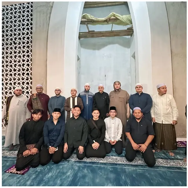 6 Potret Ivan Gunawan Resmikan Masjid di Pondok Cabe, Gelar Tarawih Perdana
