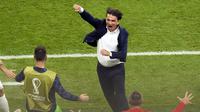 Selebbrasi pelatih Kroasia, Zlatko Dalic usai timnya menjebol gawang Kanada dalam pertandingan grup F Piala Dunia 2022 yang berlangsung di&nbsp;Khalifa International Stadium, Qatar, Senin&nbsp;(27/11/2022).&nbsp;(AP Photo/Themba Hadebe)