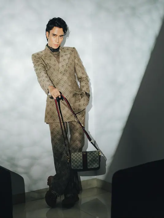 Gaya Vidi Aldiano dibalut one brand outfit. Ia mengenakan setelan blazer dan celana panjang berwarna cokelat keemasan dengan corak logo brand, menenteng sling bag dari brand yang sama. [Foto: Instagram/vidialdiano]