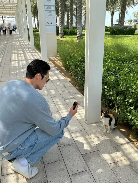 Kim Woo Bin memotret seekor kucing yang dia temui. Foto-foto yang diunggah sang aktor selama di Abu Dhabi pun mencuri perhatian. (Foto: Instagram/ ____kimwoobin)