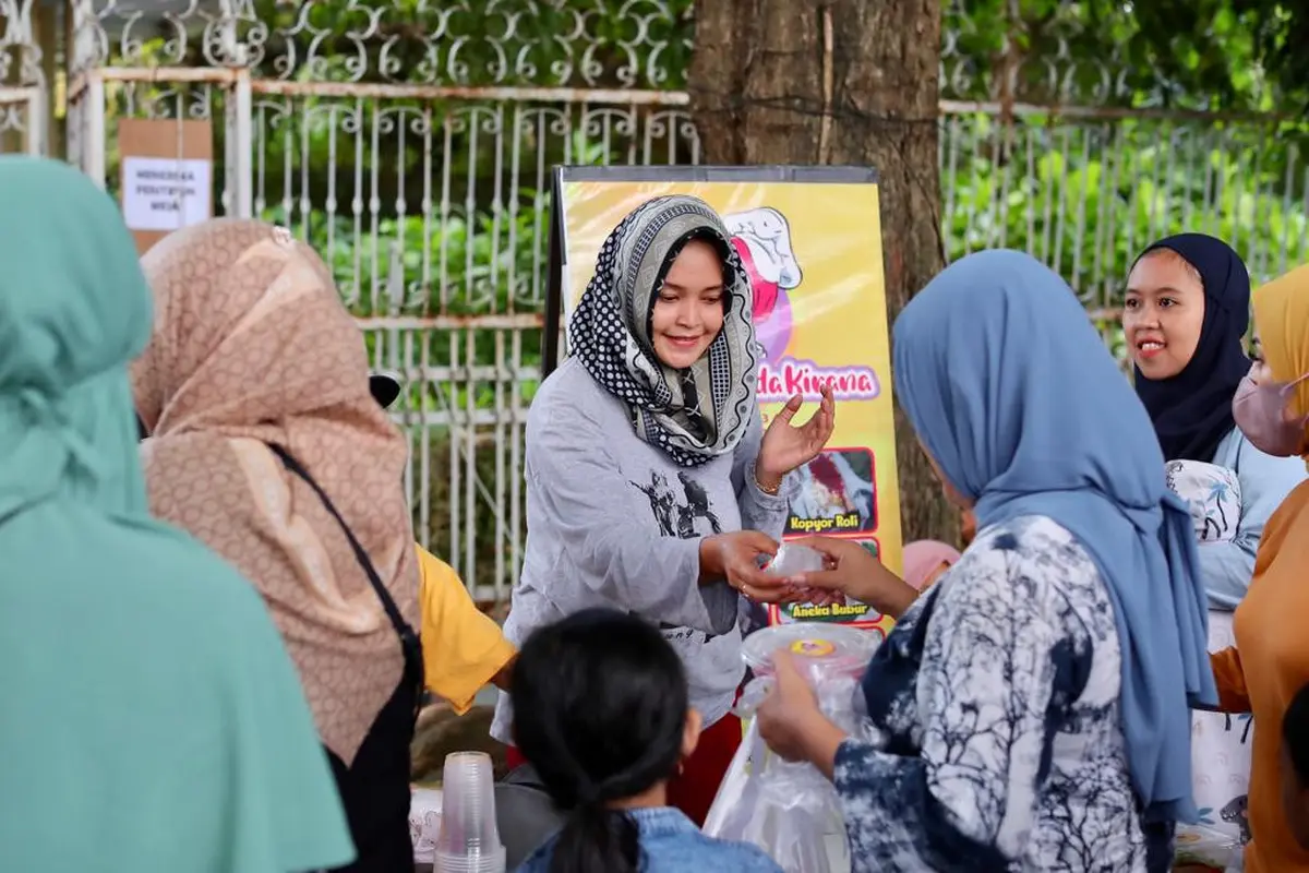 Insiyah menjual daganganya hanya hitungan jam di Ramadhan Sreet Food Banyuwangi (Istimewa)