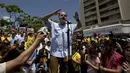 Presiden Majelis Nasional, Julio Borges berpidato saat aksi menolak keputusan Mahkamah Agung  yang mencabut kekuasaan dari Majelis Nasional, di Caracas, Venezuela, Sabtu (1/4). (AP Photo / Fernando Llano)